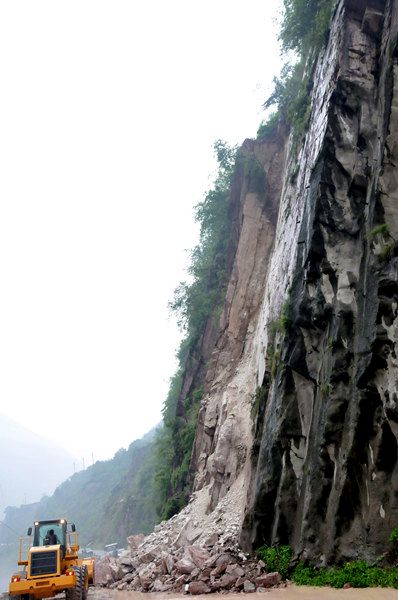 受四川汉源县区域暴雨强袭,7月20日上午7时许,乌斯河营地至瀑布沟